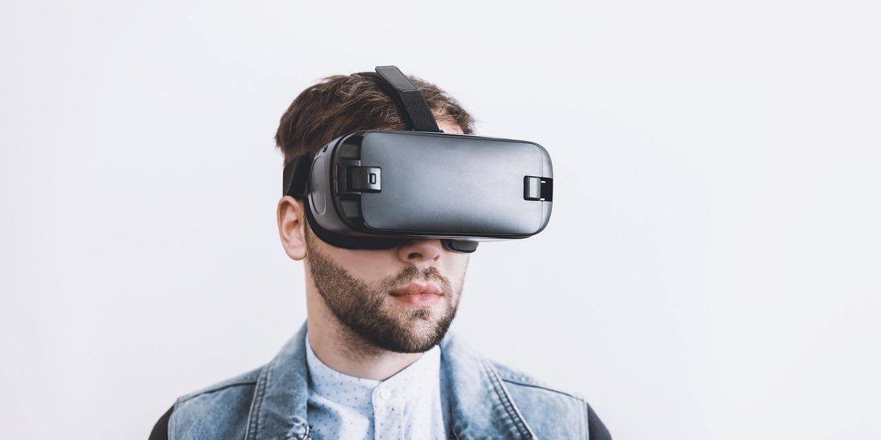 Virtual Reality (VR) and Online Gaming: Merging Realities for Immersive Experiences