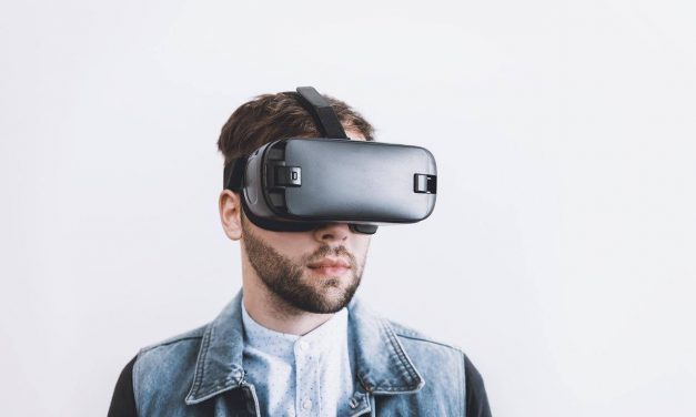 Virtual Reality (VR) and Online Gaming: Merging Realities for Immersive Experiences